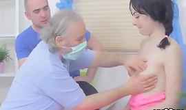 Doutor olhares hímen check-up and virgem adolescente cutucando