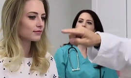 Adolescente paziente stage sorpreso di sentire che dottore doveva usare il suo pene per trattamento - Kyler Quinn, Jessica Ryan