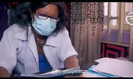 Ung Stygg kvinna läkare läkare fan student rätt på hennes kontor