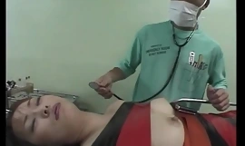 BDSM fabricação check-up desconectado com excêntrico médico quem retratar