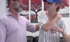Far massage søn efter baseball spil - FAMILYTWINK sex overlay