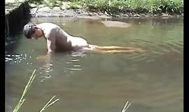Cumming proficient a antes una piedra en un río