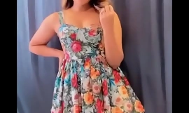 Indiana websérie atriz em um vestido muito curto