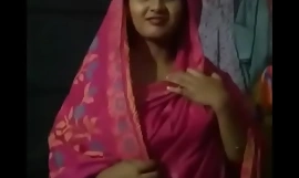 Indiaas desi vrouw gestreept door man