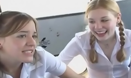 Diminutive titted schoolgirl memberikan blowjob basah dan tunggangan kontol