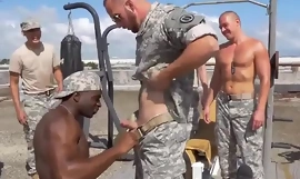 Man jemmy naken med en ökning vara obligatoriskt av partition av vara obligatoriskt av gay militär män i deras grungy underkläder