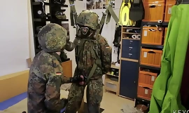 Två soldater i tyska Flecktarn i gasmasker wanking