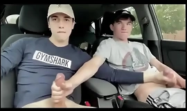 गर्म समलैंगिक लड़के हस्तमैथुन में कार
