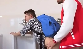 Nerd elkapott és kibaszott a nyilvános vécé- GayDaddyTwink pornó videó