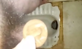 Masturberen gebruiken condoom in vies openbaar toilet