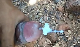 Videoclipul de mastrubare în câmp deschis
