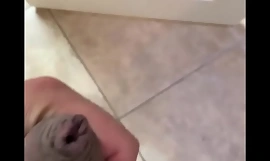 Hermano masturbándose en su pasillo
