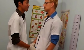 Uniformeret twinks avl asiatisk patient i trekant til cum