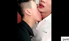 Δύο λεπτοί Ασιάτες twinks απολαμβάνουν το πρώτο σεξ τους. GayWiz πορνό ταινία