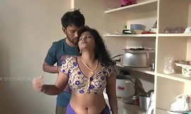 Intialainen äiti ja poika romantiikka keittiöstä