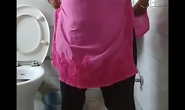 Ινδικός bhabi τσουρίζοντας στη τουαλέτα
