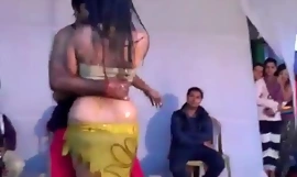 Forró indiai lány tánc a színpadon