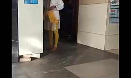 Indisk sygeplejerske sexet stramme leggings skjult kamera på hospitalet