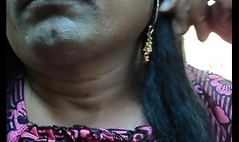 indienne fille rasage sa aisselles cheveux not very well a tranchant tranchant droit rasoir lisse et propre ..AVI