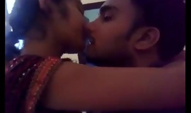 прелепа индијска девојка тусхие т контрола не подложна усна пољубац - дуги пољубац