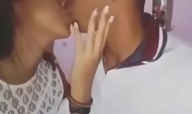 インド人 男の子 与える a キス 彼 安定した 昔ながらの