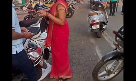 Intialainen seksikäs anty sareessa