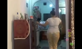 Hot desi indian bhabi ferment her sexi ass andboobs on bigo live...1
