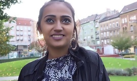 SAKSAN MAKSU - UJO TINY LATINA-TYTTÖ EMMA-MAKEA TRIKKOI VITTELEMÄÄN VÄÄRÄN MALLITYÖSSÄ