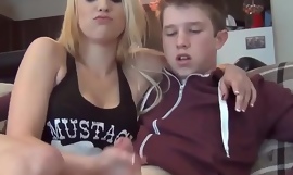أخت يعطي أخ غير شقيق يساعد على الاستغناء - شاهد المزيد على bestcamsex xnxx fuck video