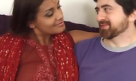 Înșeală soția Shriya mătușă Fotul fratele ei vitreg și prietenul lui - Discernible Hindi Audio