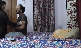 Beshamal Malkin réel sexe avec réfrigérateur technicien!! Clear hindi audio