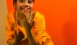 Desi Indien Cravate le nœud Rupali Bhabhi Exposed Chiffon