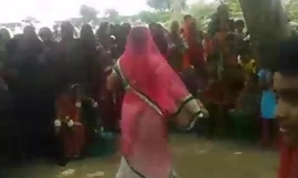 Bhabhiji Dancing On Bhojpuri Hauteur In Gaon(videomasti video porno gratuit)