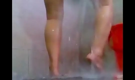 Деси Бхабхи Потпуно голо током туширања