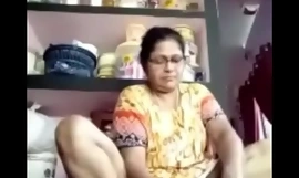 Mature desi Bhabi pussy peep