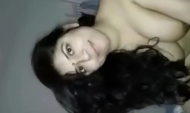 Bien dotado indio Bhabhi Shivani chupar una enorme polla