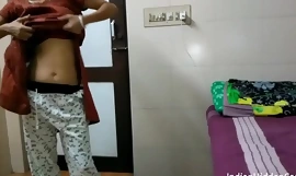 Индийский бхабхи в коричневом шалвар костюм переодевание в отеле номер и мастурбация домашнее