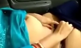 Wanita nikmat dalam kereta seks