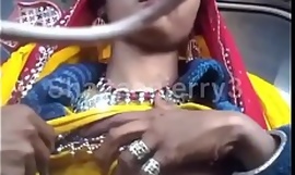 Indiska by flicka show bröst