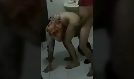 bangaladeshi tiener meisje neuken in op z'n hondjes in badkamer