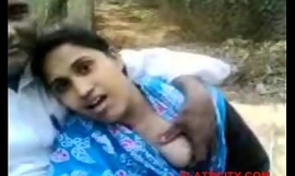 देसी प्रेमिका स्तन प्रेस पर पार्क