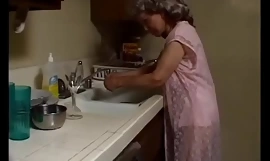 Nepristojna baka sa sijedom kosom sisa protrljajte crnog vodoinstalatera
