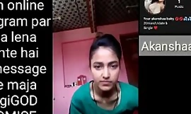 Intialainen koulu tyttö tekee selfie videota poikaystävälleen