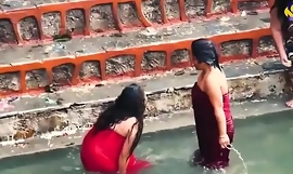 INDIAN WANITA MENUNJUKKAN DIA BUMB DAN BRA DI SUNGAI