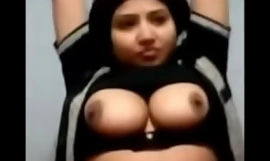 Indisch Tante toont grote tieten bovengrondse cam