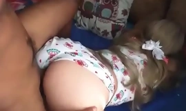 Delight! Vaknade och åt hennes 4-åriga unga kusin väldigt het - Hem video