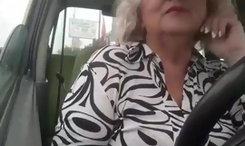 Stygg mormor med stora naturliga Bristols onanerar i bilen