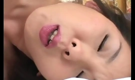 Curvy japán babe maszturbál és tegez
