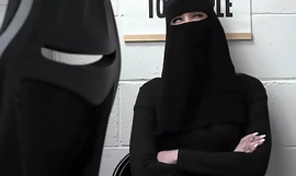 Muçulmano adolescente Delilah antigo chapéu moderno roubou roupa íntima mas foi pegado desconectado com um shopping police officer