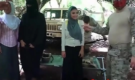Prostitutas árabes traídas de vuelta a soldado nauseabundas valiendo la orgía